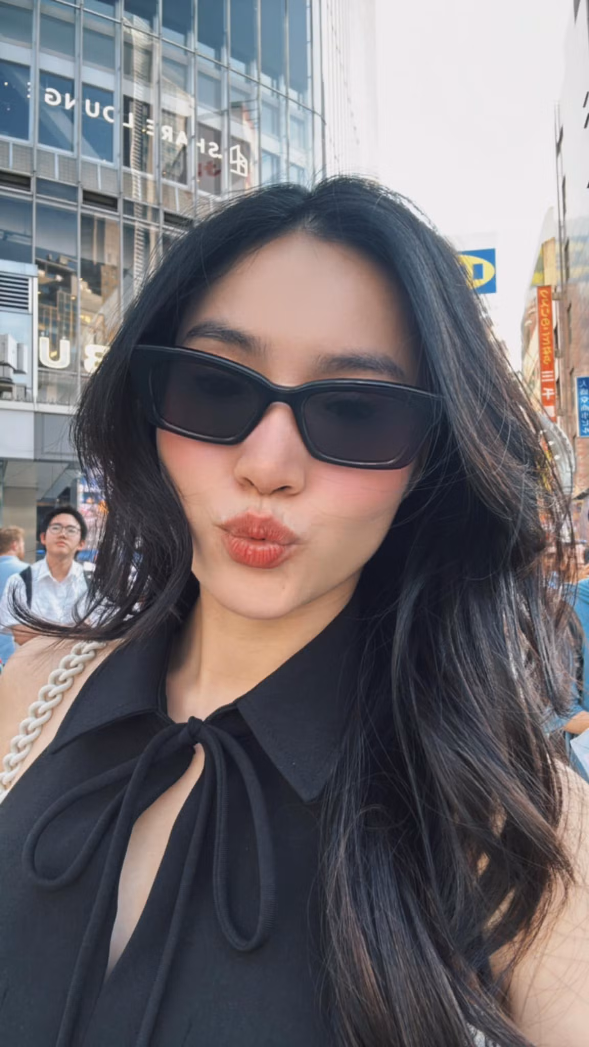 Hóa ra Lan Ngọc đi hỗ trợ fan meeting của Ngô Kiến Huy.