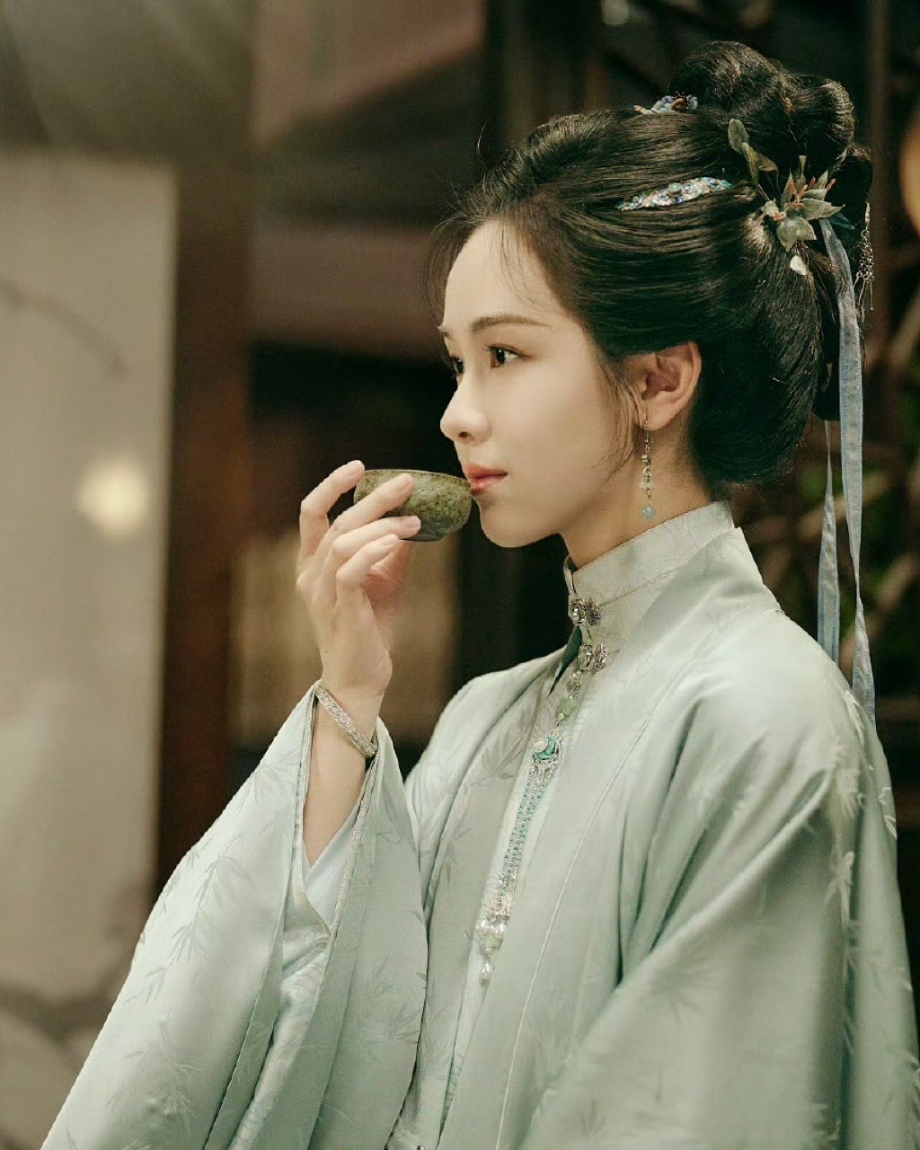 Cô được chọn nhờ ngoại hình mỏng manh nhưng ánh mắt sắc bén. Cô được chọn nhờ ngoại hình mỏng manh nhưng ánh mắt sắc bén.