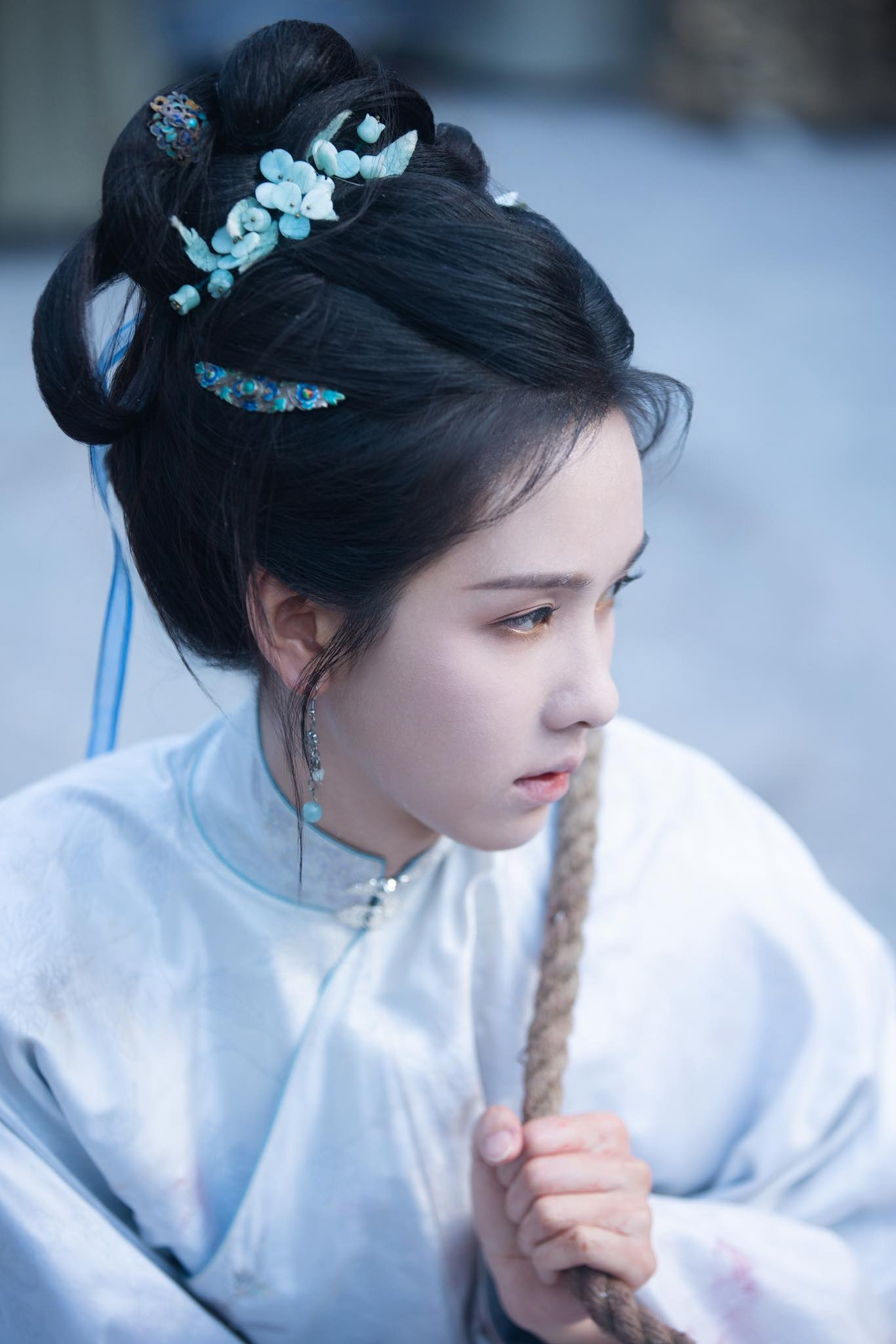 Cô được chọn nhờ ngoại hình mỏng manh nhưng ánh mắt sắc bén. Cô được chọn nhờ ngoại hình mỏng manh nhưng ánh mắt sắc bén.