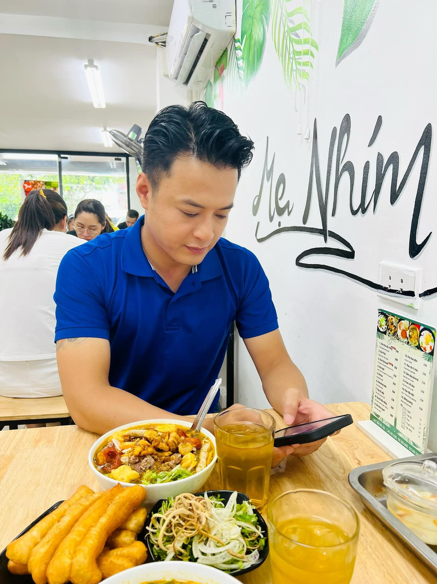 Hồng Đăng trong một lần đến quán của vợ