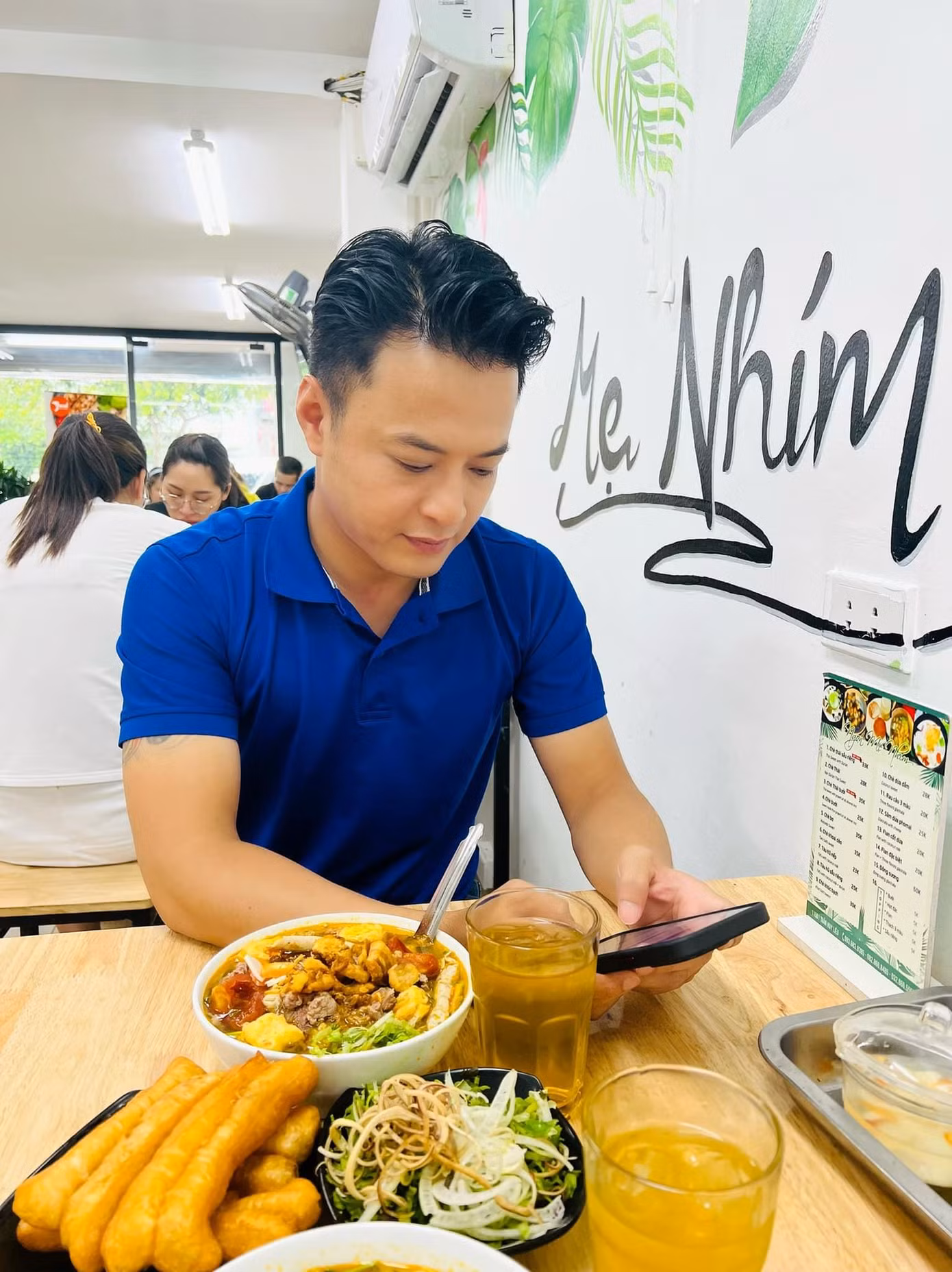 Hồng Đăng trong một lần đến quán của vợ