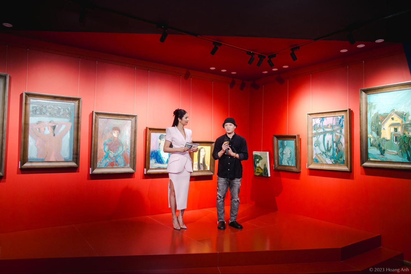 Họa sĩ Đoàn Đức Hùng (phải) lần đầu có triển lãm cá nhân sau nhiều năm làm nghề.