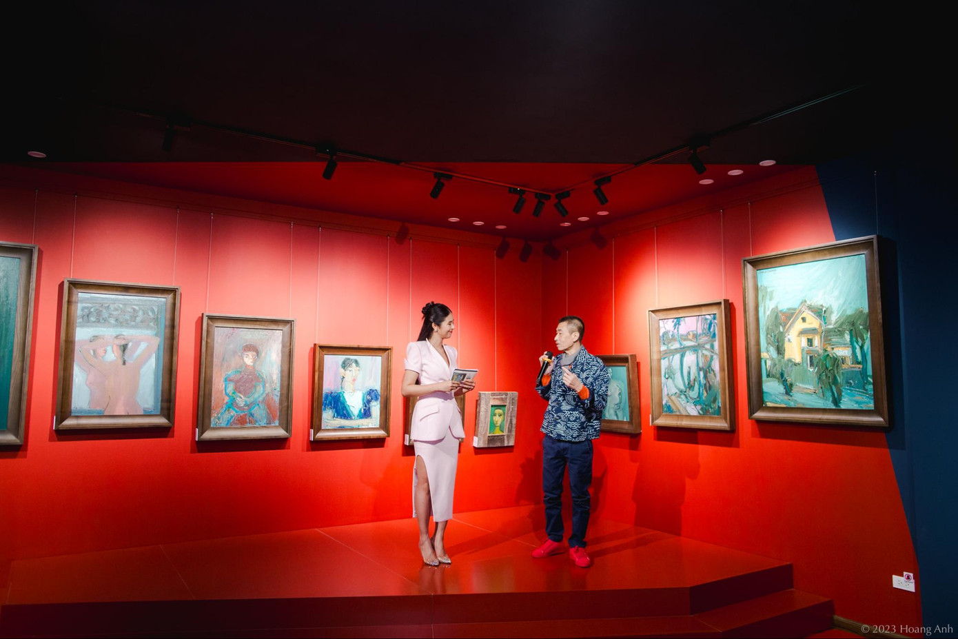 Ngọc Hân không chỉ là người tổ chức mà còn đảm nhận vai trò MC cho sự kiện khai mạc triển lãm tranh cho họa sĩ Đoàn Đức Hùng.