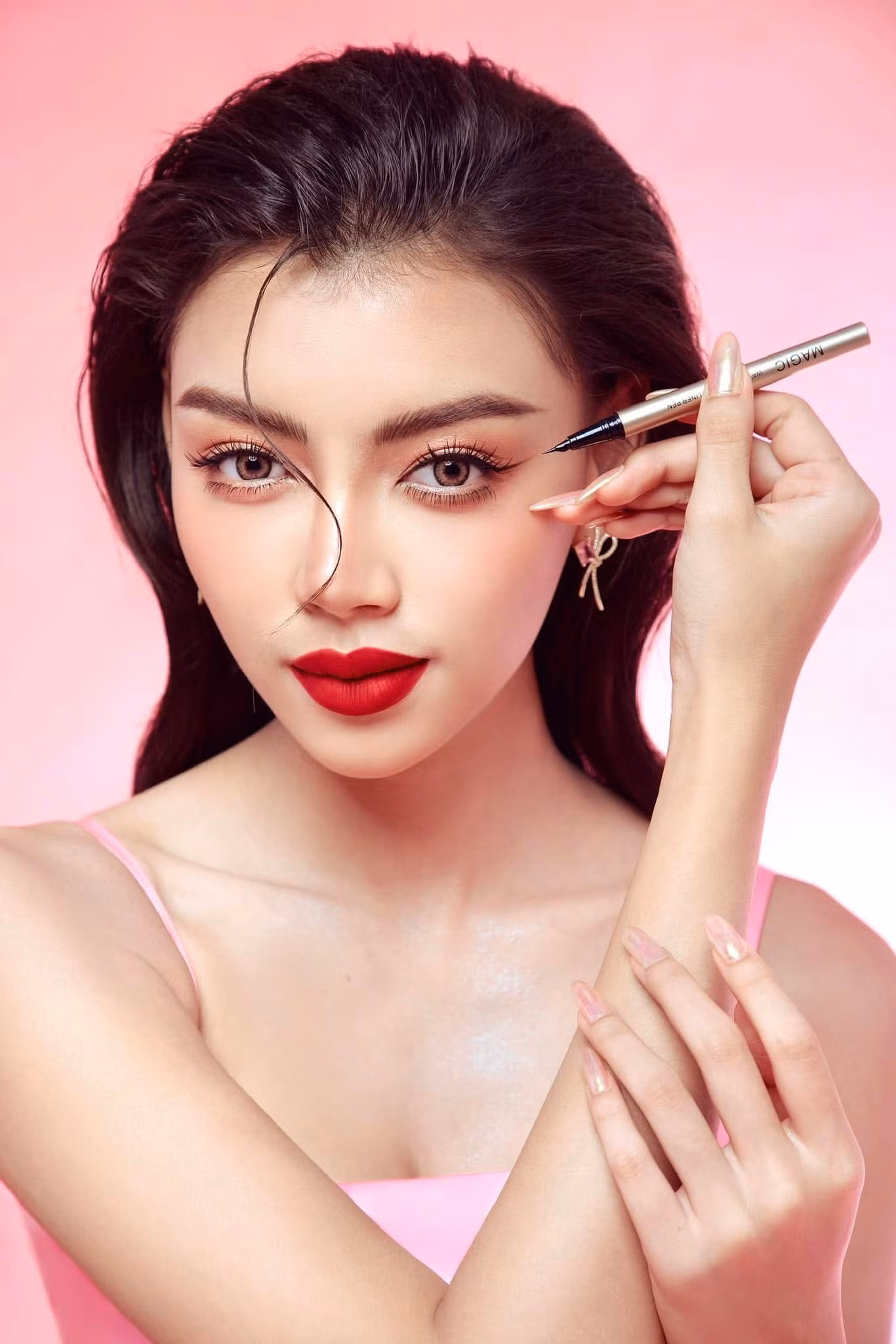 Sau cuộc thi, cô có nhiều hợp đồng quảng cáo.
