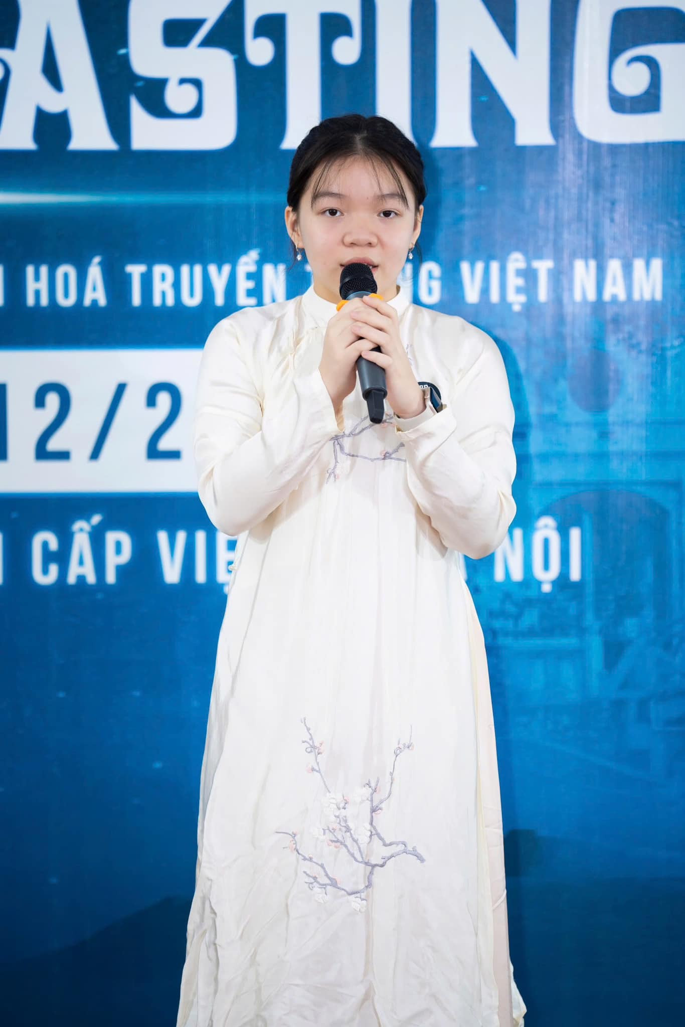 Nhiều bạn mặc áo dài truyền thống đến với cuộc thi. Nhiều bạn mặc áo dài truyền thống đến với cuộc thi.