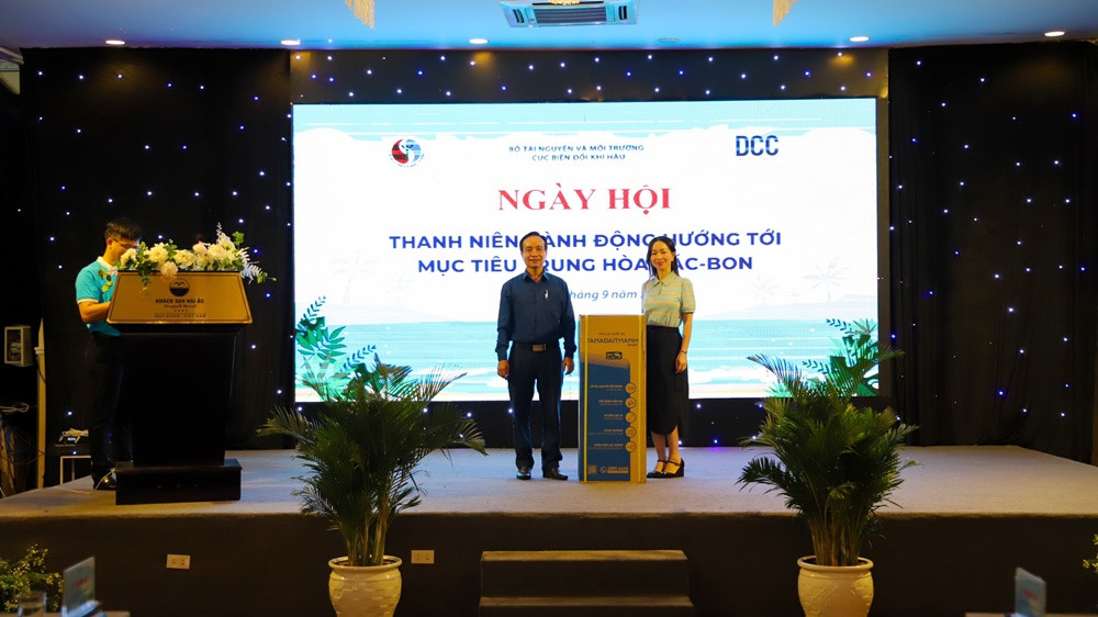 TS Mai Kim Liên - Phó Cục trưởng Cục Biến đổi khí hậu (Bộ TN&MT) trao tặng các thiết bị năng lượng và thiết bị vệ sinh môi trường cho đại diện trường ĐH Quy Nhơn. TS Mai Kim Liên - Phó Cục trưởng Cục Biến đổi khí hậu (Bộ TN&MT) trao tặng các thiết bị năng lượng và thiết bị vệ sinh môi trường cho đại diện trường ĐH Quy Nhơn.