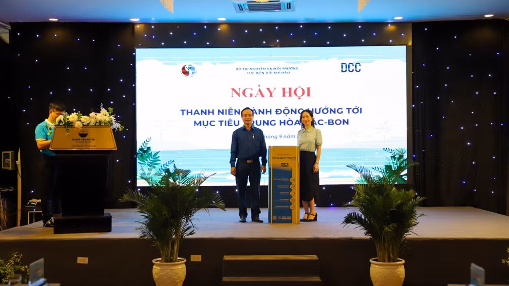TS Mai Kim Liên - Phó Cục trưởng Cục Biến đổi khí hậu (Bộ TN&amp;MT) trao tặng các thiết bị năng lượng và thiết bị vệ sinh môi trường cho đại diện trường ĐH Quy Nhơn.