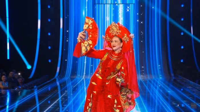 Cô kịp xuất hiện trong phần thi Trang phục Dân tộc.