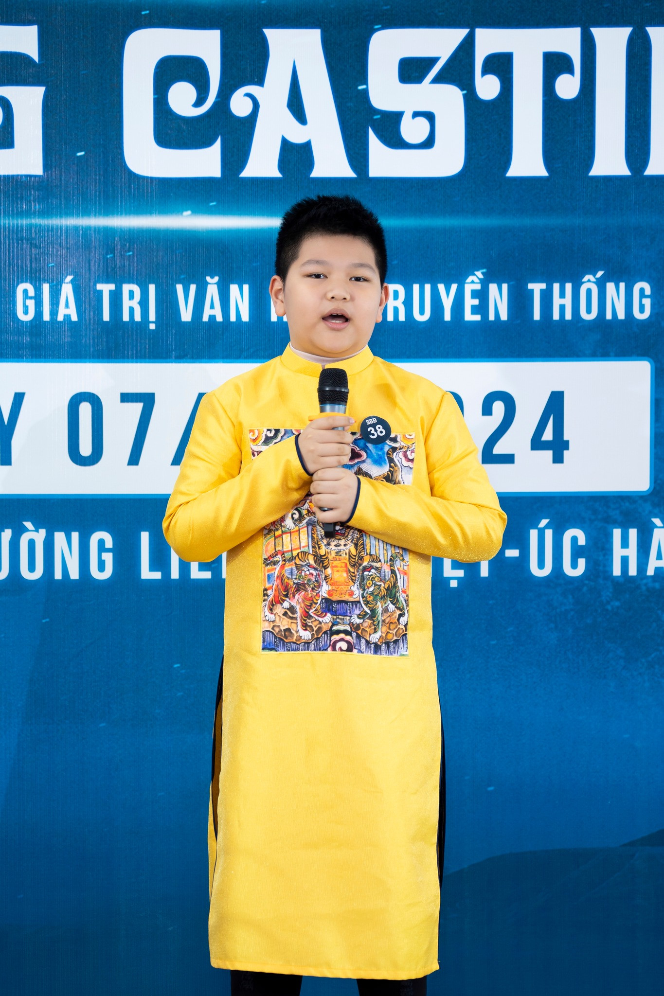 Nhiều bạn mặc áo dài truyền thống đến với cuộc thi. Nhiều bạn mặc áo dài truyền thống đến với cuộc thi.