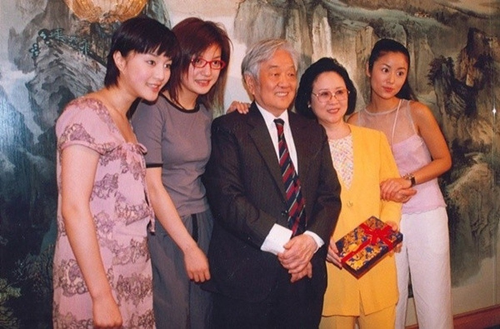 Quỳnh Dao bên dàn diễn viên Hoàn Châu cách cách