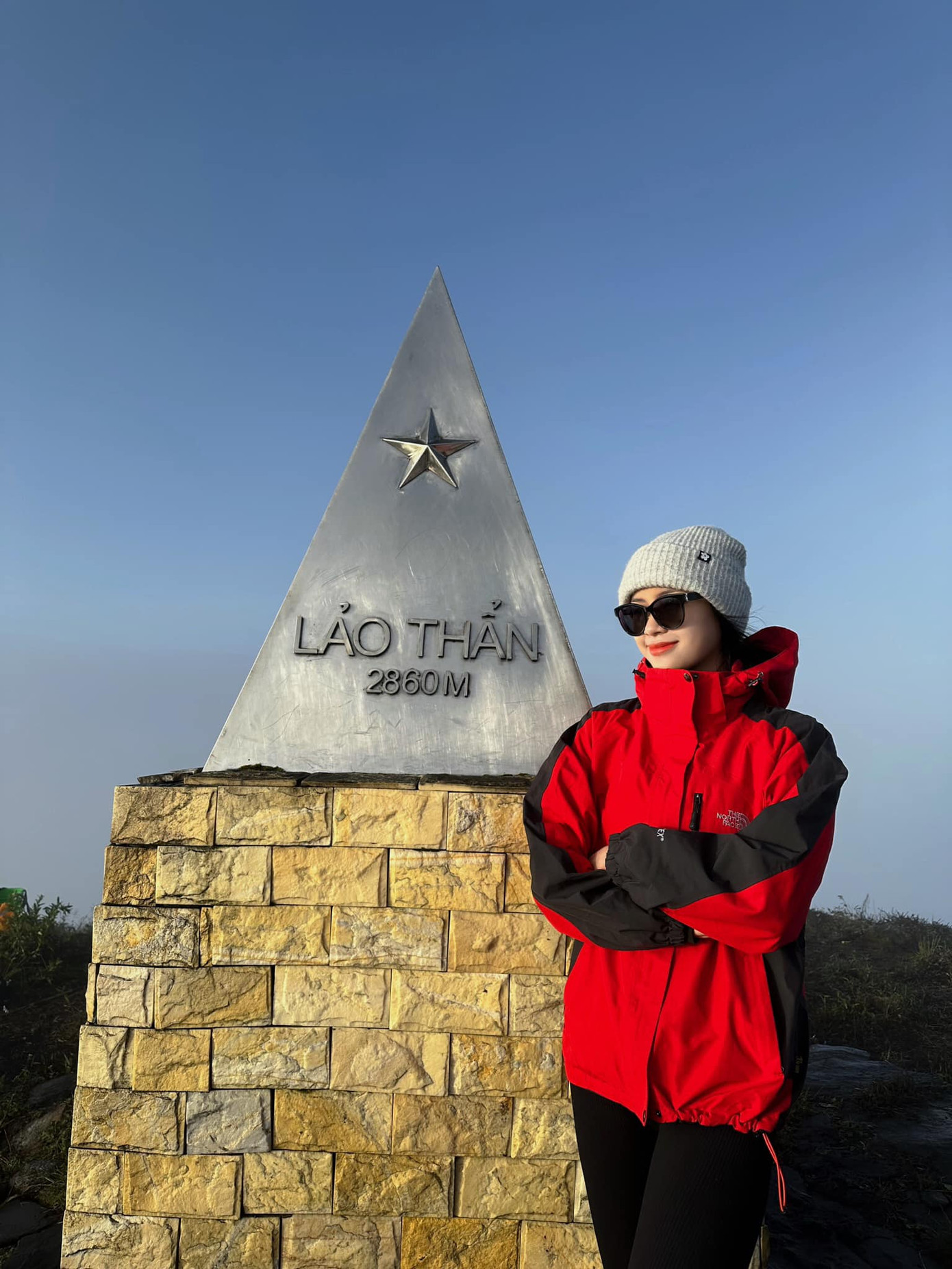 Hóa ra cô đang tận hưởng chuyến leo núi. Hóa ra cô đang tận hưởng chuyến leo núi.