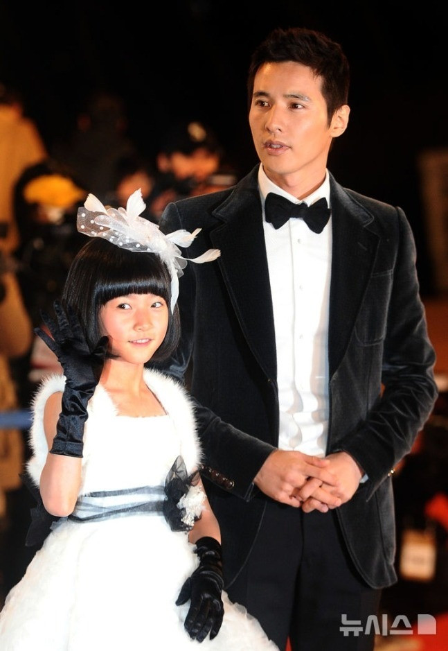 Won Bin từng quan tâm chăm sóc Kim Sae Ron rất cẩn thận khi đóng chung phim.