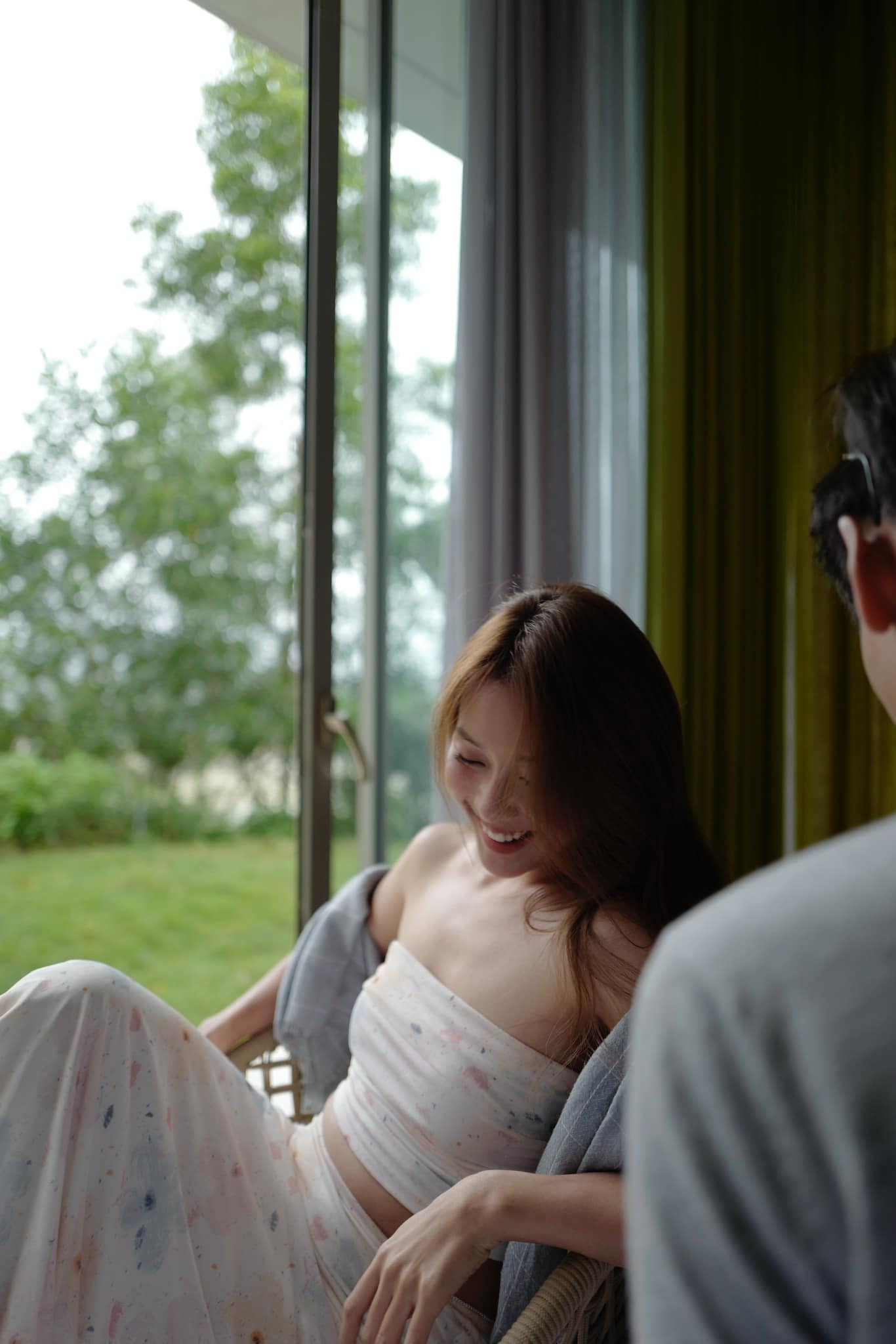 Khả Ngân mới khoe ảnh bên chàng trai giấu mặt. Khả Ngân mới khoe ảnh bên chàng trai giấu mặt.