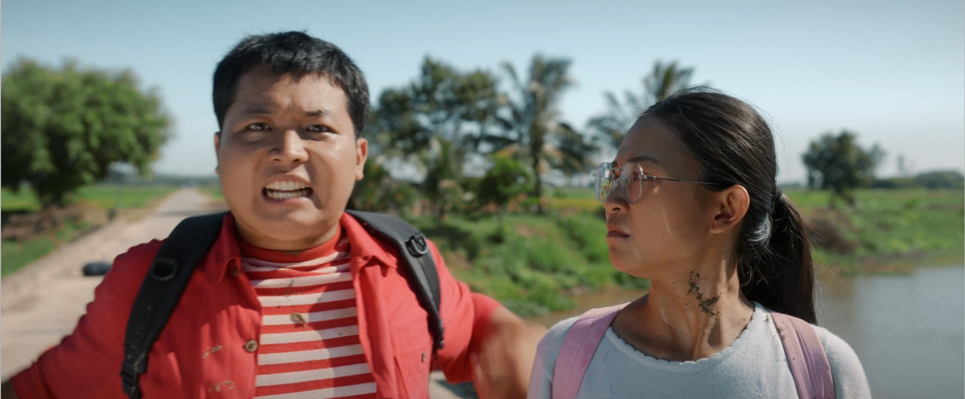 Nhân vật Hạnh cũng có mặt trong phim dù vắng mặt ở truyện. Nhân vật Hạnh cũng có mặt trong phim dù vắng mặt ở truyện.