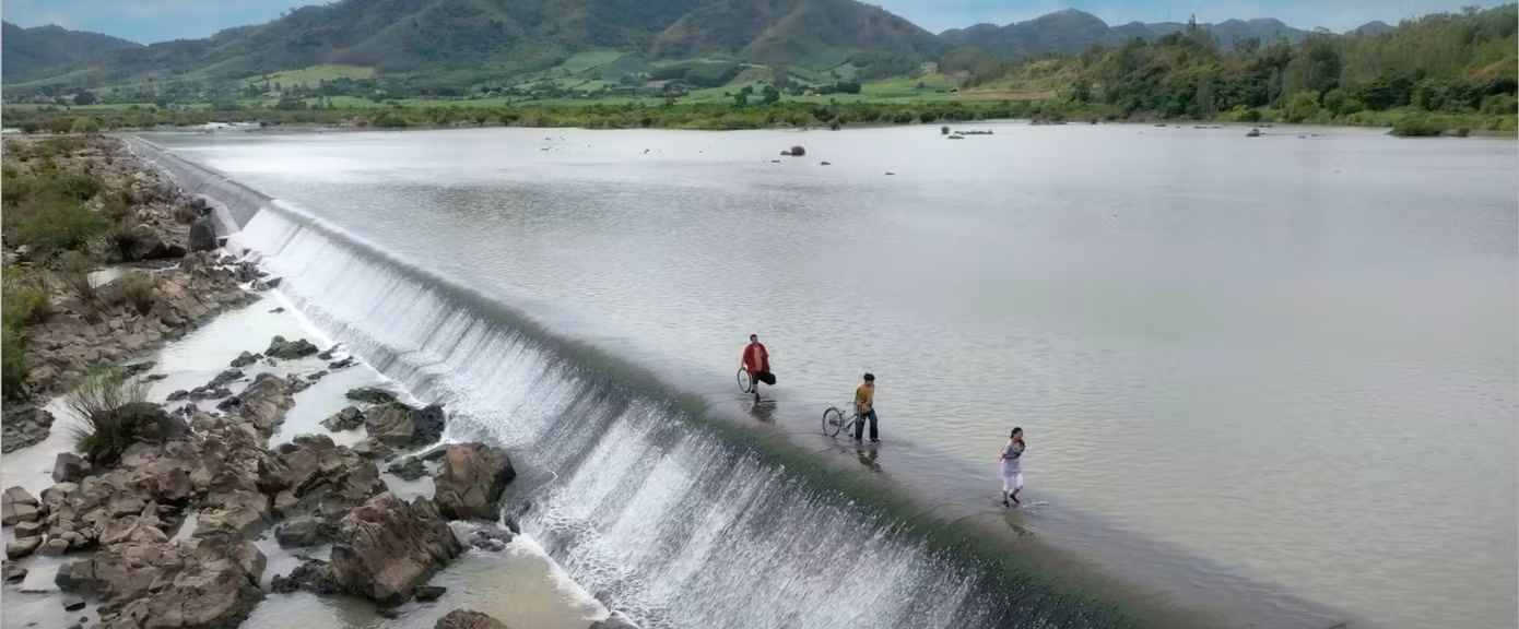 Bộ ba sẽ có cuộc phiêu lưu ở quê nhà Tiểu Long. Bộ ba sẽ có cuộc phiêu lưu ở quê nhà Tiểu Long.