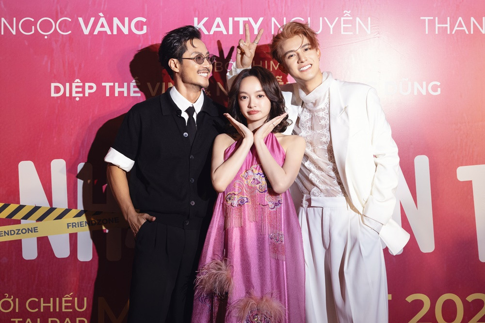 Kaity Nguyễn đẹp đôi bên hai bạn diễn. Kaity Nguyễn đẹp đôi bên hai bạn diễn.