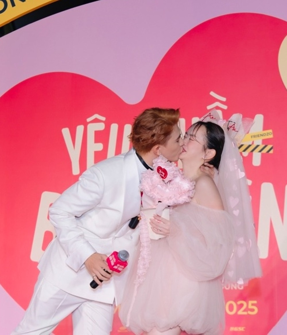 Trần Ngọc Vàng có nụ hôn bất ngờ khiến Kaity bối rối. Trần Ngọc Vàng có nụ hôn bất ngờ khiến Kaity bối rối.