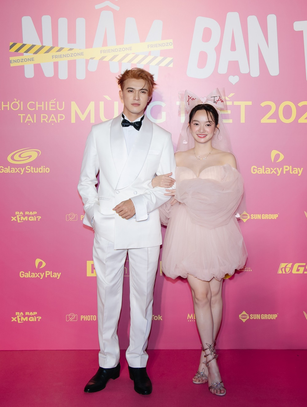 Trần Ngọc Vàng, Kaity Nguyễn hóa thành cô dâu chú rể trên thảm đỏ. Trần Ngọc Vàng, Kaity Nguyễn hóa thành cô dâu chú rể trên thảm đỏ.