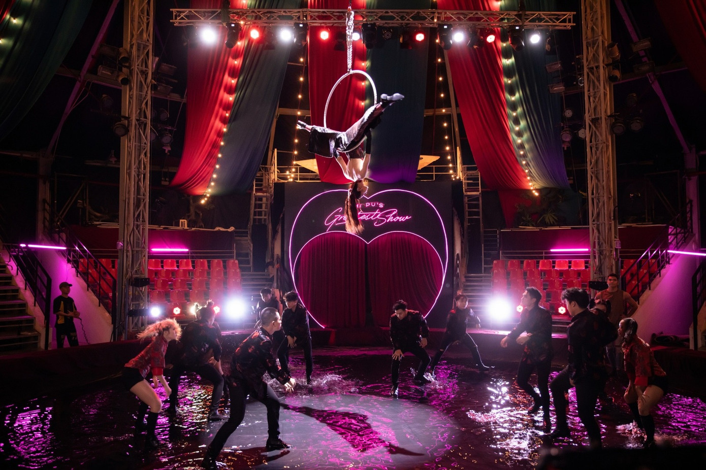 Chi Pu từng hóa diễn viên xiếc trong một tiết mục trước đây.