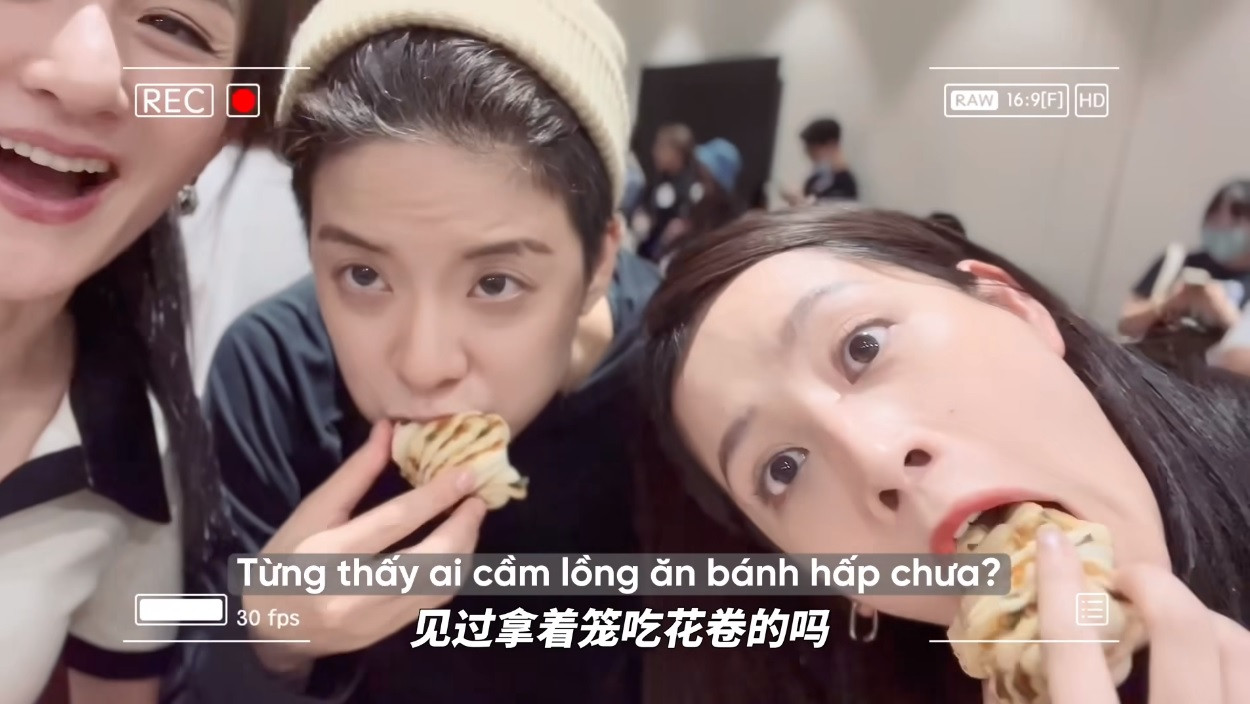 Chi Pu vui vẻ ăn bánh hấp cùng Amber.