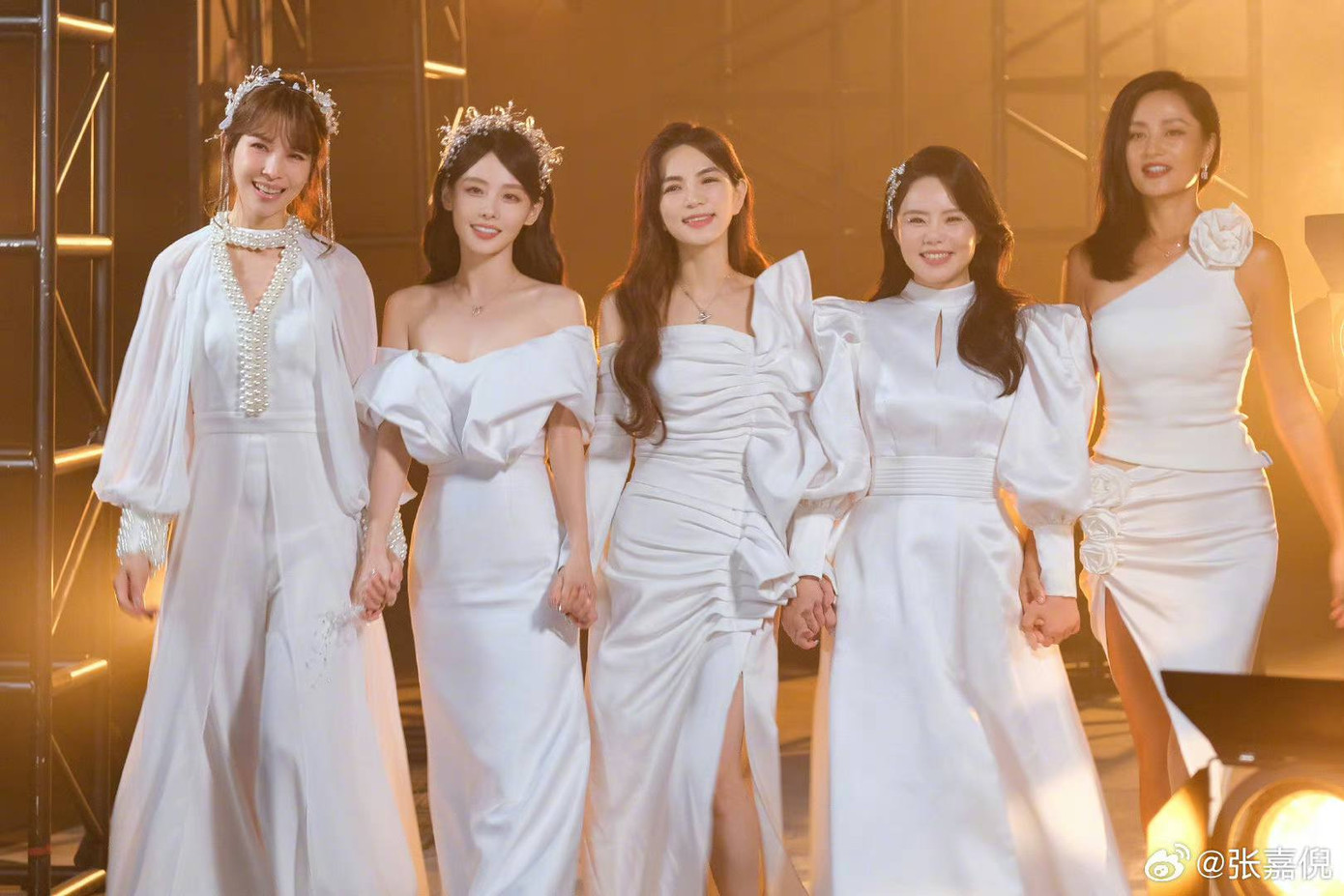 Trương Gia Nghê cũng thuộc liên minh Ella giống như Chi Pu.