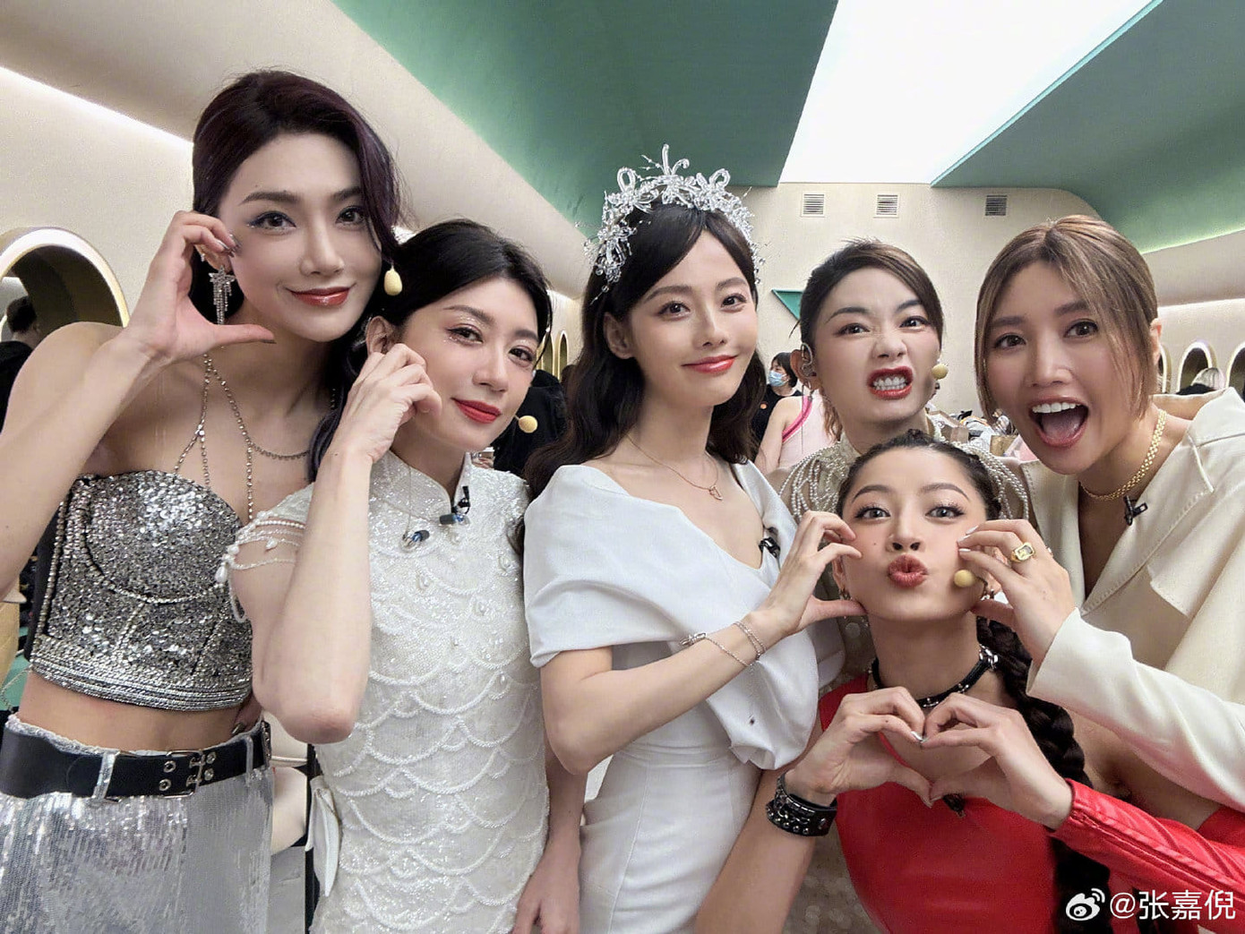 Chi Pu luôn thân thiện hòa đồng với các tỷ tỷ.