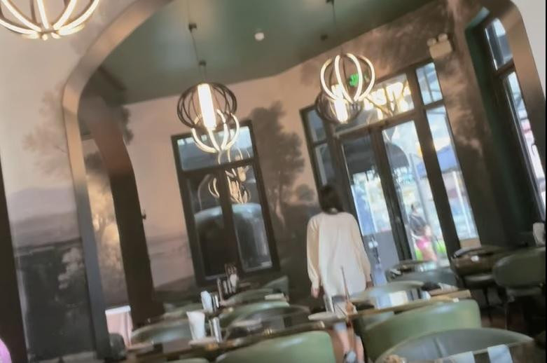 Khi phát hiện ra mình bị lên hình, nữ ca sĩ nhanh chóng rời đi