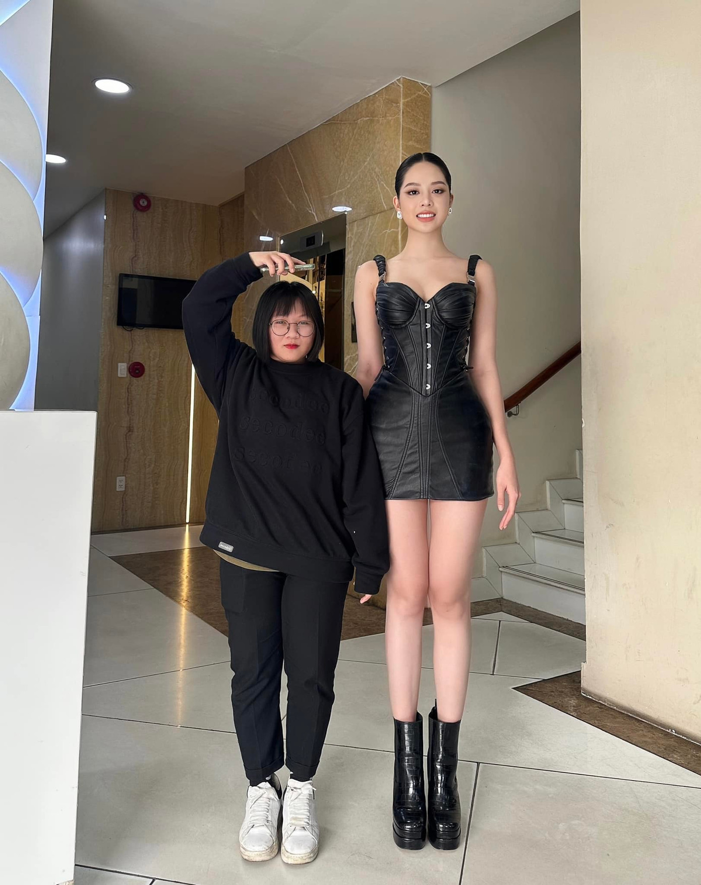 Nàng hậu có đôi chân dài miên man. Nàng hậu có đôi chân dài miên man.