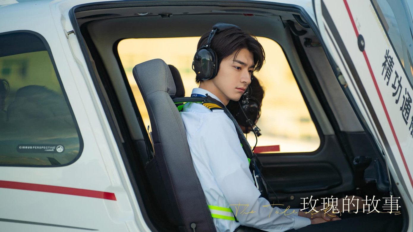 Khán giả thì xao xuyến trước chàng phi công đẹp trai. Khán giả thì xao xuyến trước chàng phi công đẹp trai.