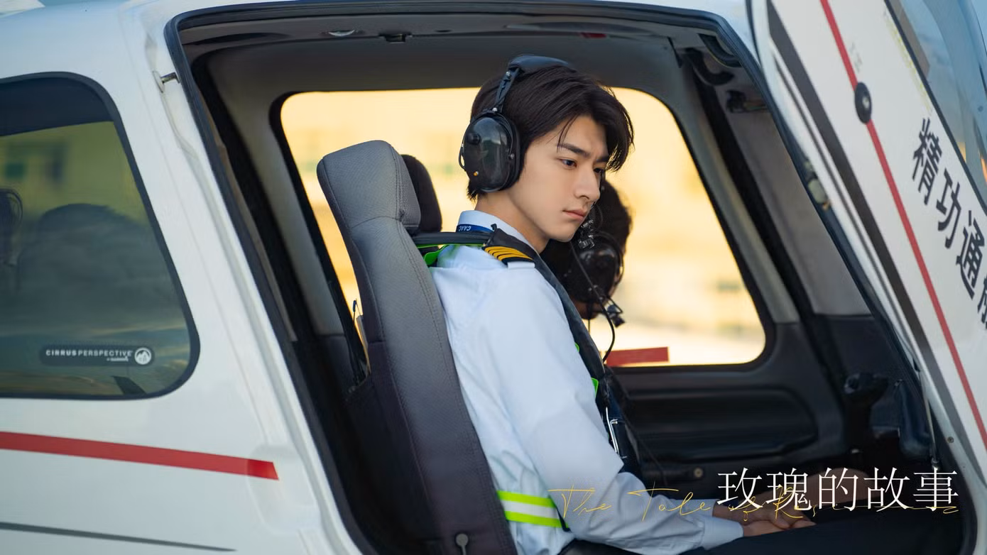 Khán giả thì xao xuyến trước chàng phi công đẹp trai. Khán giả thì xao xuyến trước chàng phi công đẹp trai.