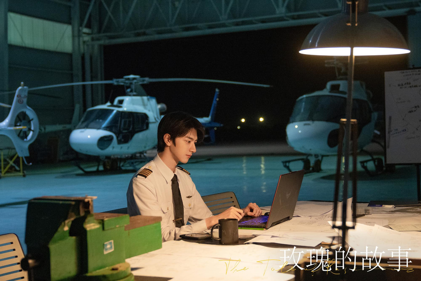 Khán giả thì xao xuyến trước chàng phi công đẹp trai. Khán giả thì xao xuyến trước chàng phi công đẹp trai.