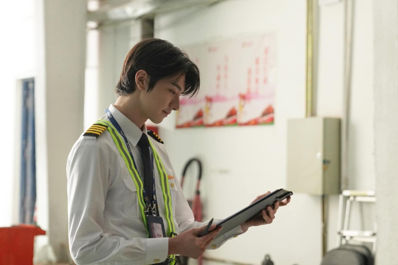 Khán giả thì xao xuyến trước chàng phi công đẹp trai. Khán giả thì xao xuyến trước chàng phi công đẹp trai.