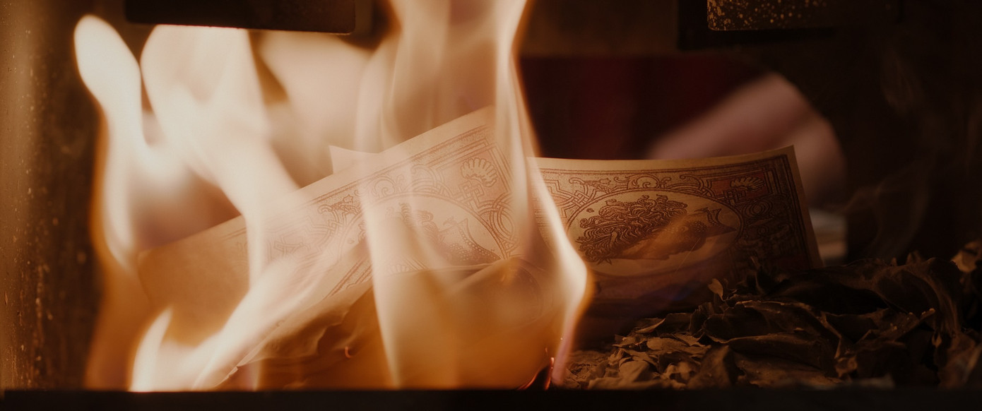 Giai thoại đốt tiền nấu chè cũng được nhắc lại.