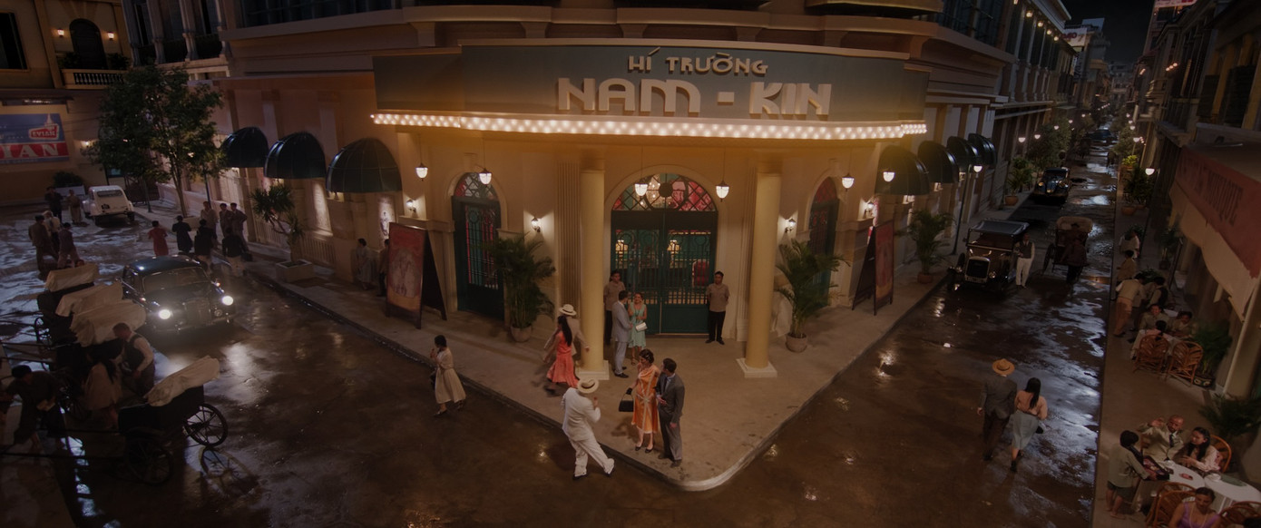 Phim tràn ngập những hình ảnh xa hoa của trăm năm trước.