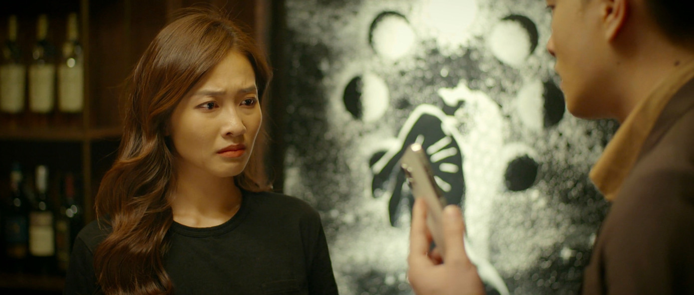 Trâm Anh không còn vui vẻ được nữa khi Khải xuất hiện.