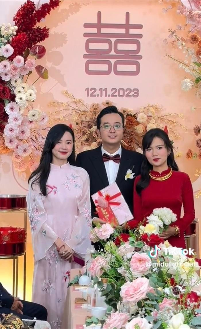 Midu tặng vợ chồng em trai nhiều món quá giá trị. Midu tặng vợ chồng em trai nhiều món quá giá trị.