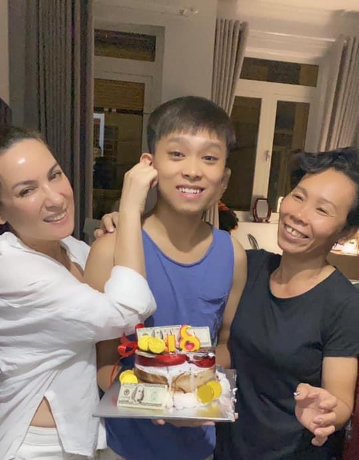 Phi Nhung vẫn rất thân thiết với gia đình Hồ Văn Cường.