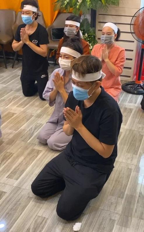 Mẹ ruột của Hồ Văn Cường cũng đội khăn tang.