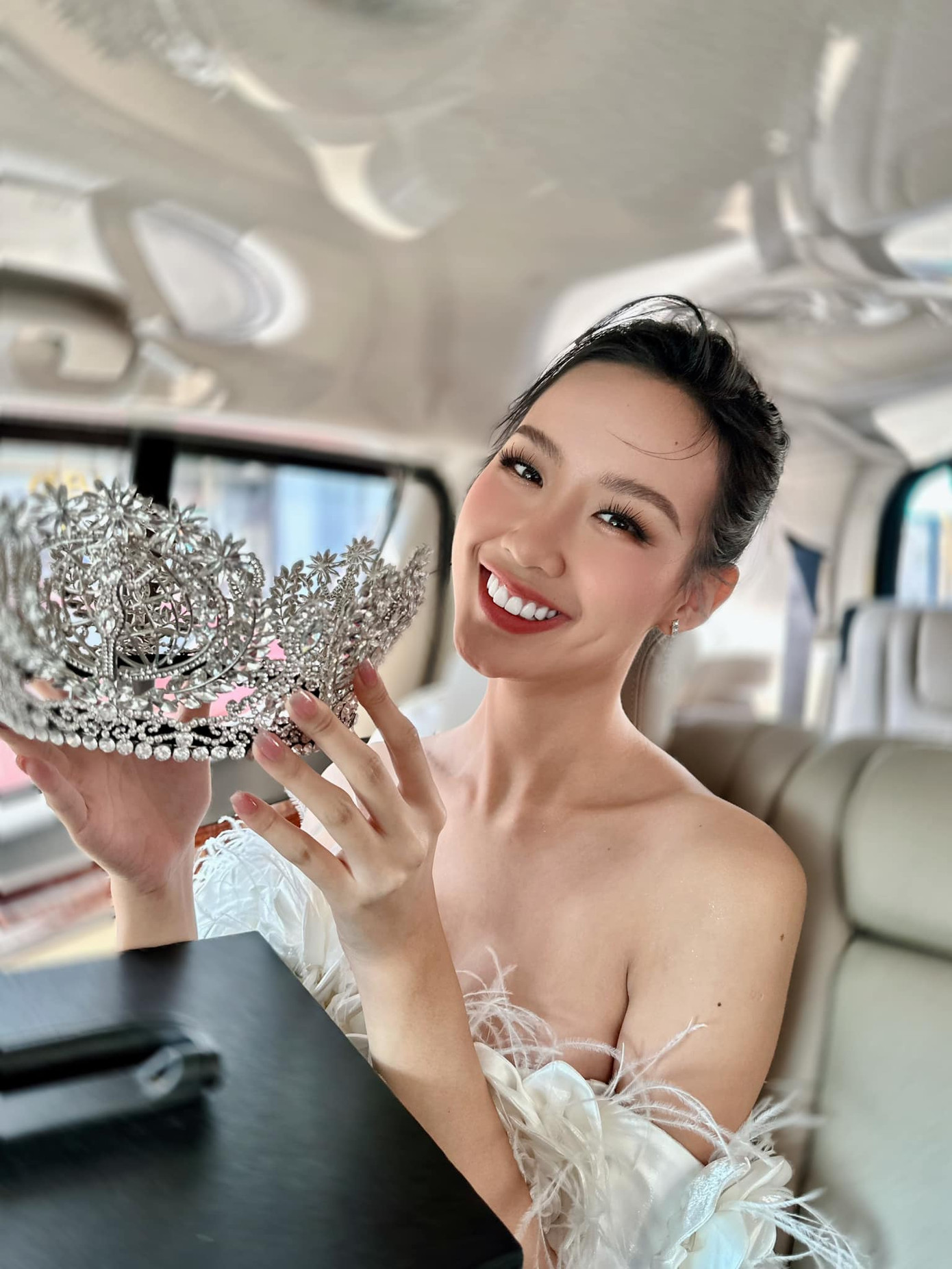 Bảo Ngọc tiết lộ chiếc vương miện rất nặng.