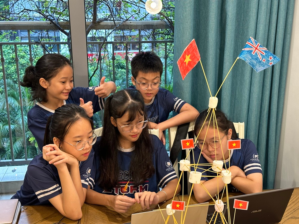 Tại NZFSC 2023, các đội chơi đã có những “lần đầu tiên” đáng nhớ: cùng làm việc nhóm, quay video, thực hiện dự án lập trình.