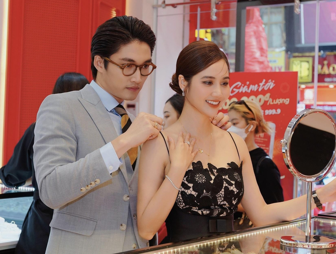 Đình Tú và Huyền Lizzie sánh đôi trong nhiều sự kiện.