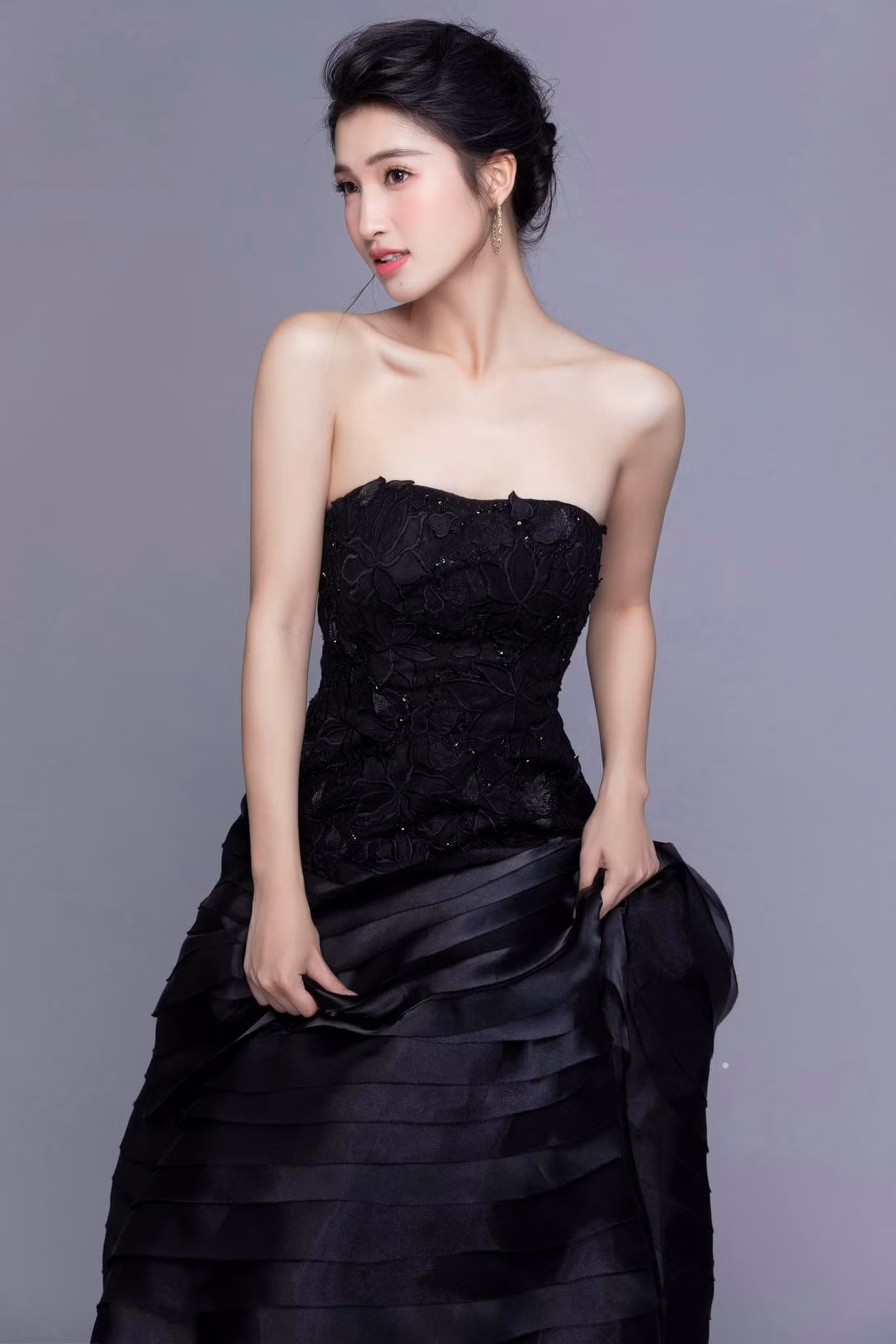 Phương Nhi được khen ngày càng thăng hạng nhan sắc.