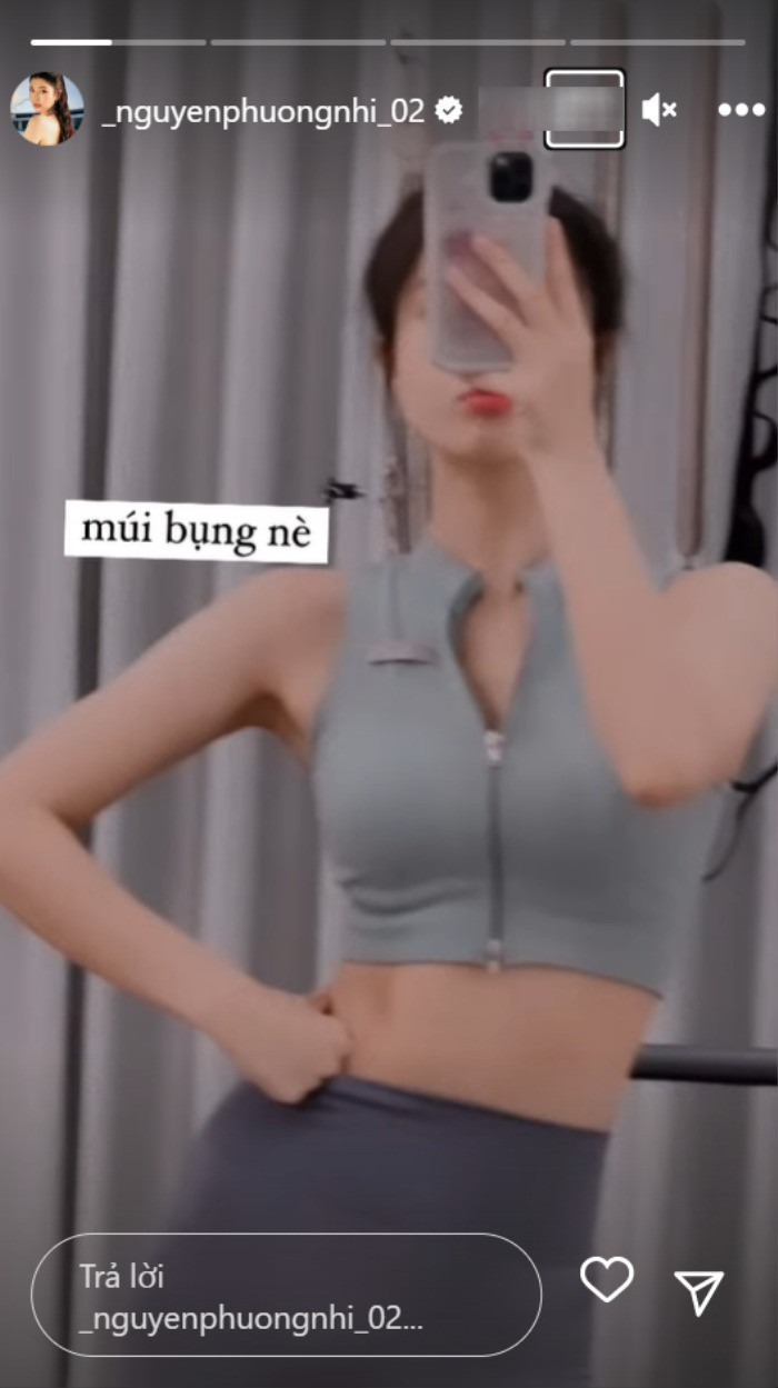 Nàng hậu khoe cơ bụng lấp ló. Nàng hậu khoe cơ bụng lấp ló.