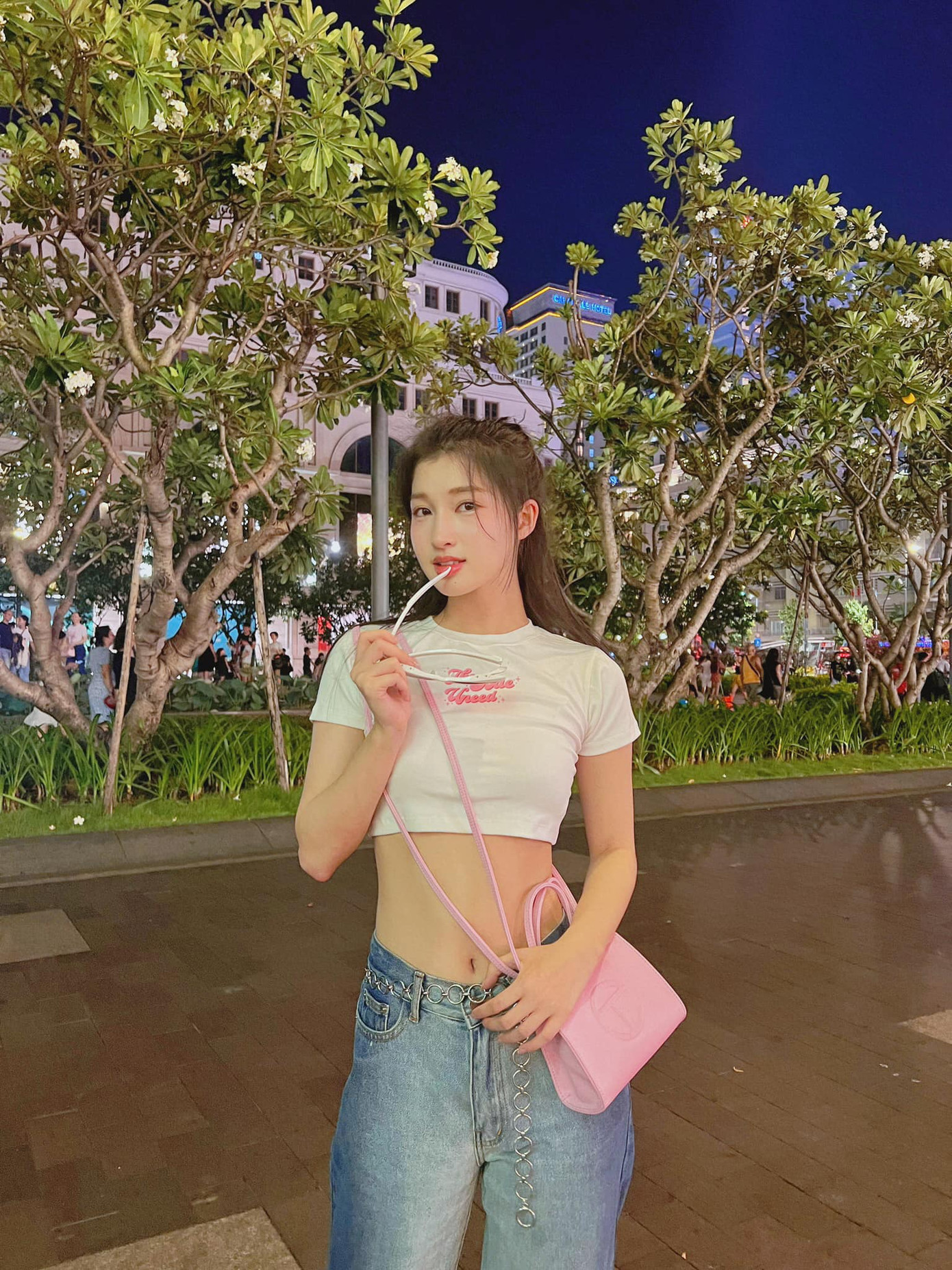 Nàng hậu sở hữu vòng eo nhỏ xíu từ lâu. Nàng hậu sở hữu vòng eo nhỏ xíu từ lâu.