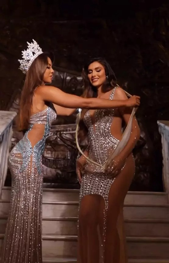 Khoảnh khắc Andrea nhận vương miện từ người tiền nhiệm - Miss Supranational Ecuador 2022.