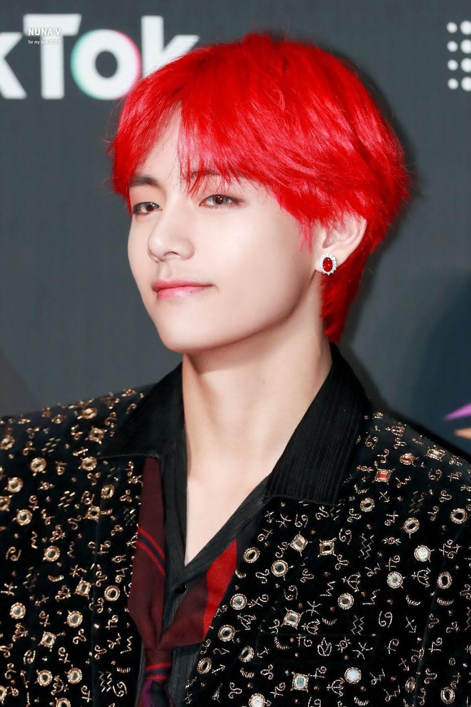 V (BTS) siêu nổi bật với tóc đỏ V (BTS) siêu nổi bật với tóc đỏ