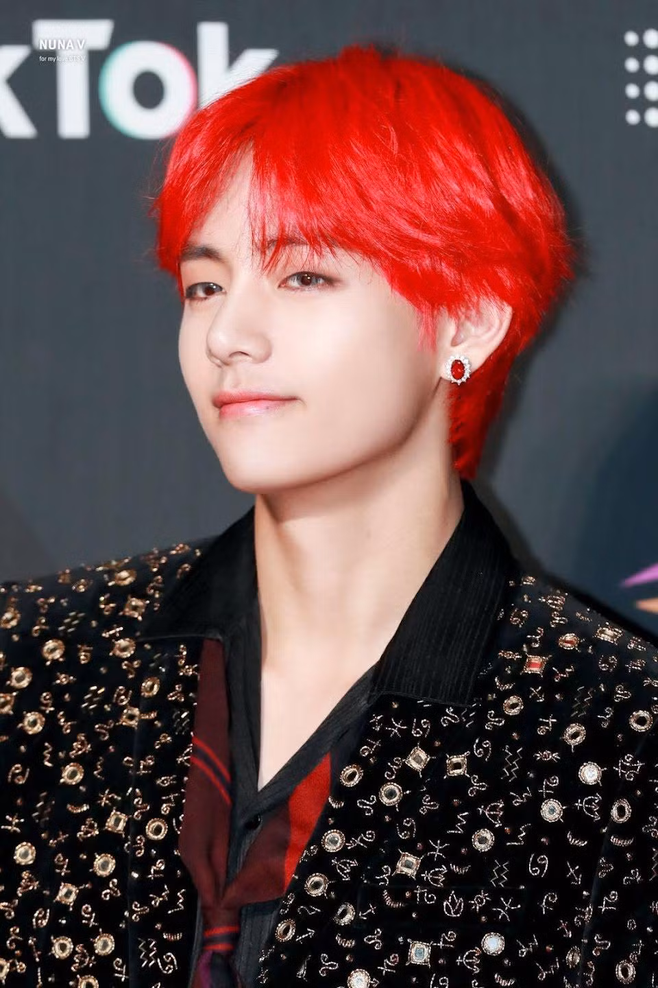 V (BTS) siêu nổi bật với tóc đỏ