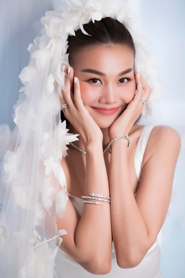 Nữ siêu mẫu trở thành cô dâu tháng 10 xinh đẹp.