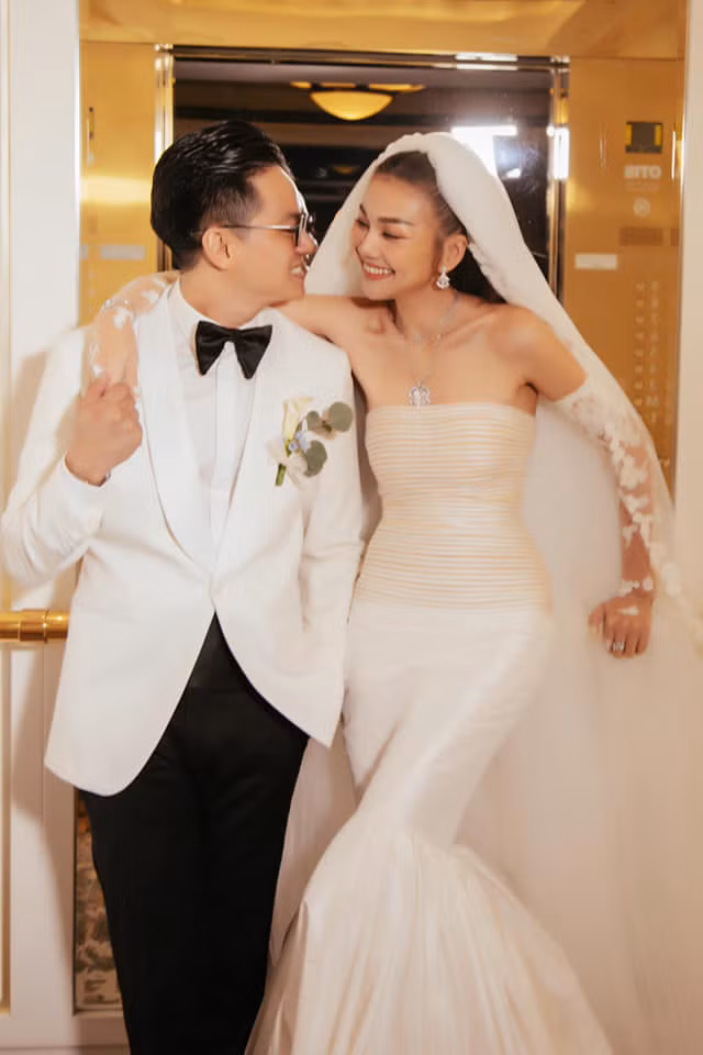 Thanh Hằng và chồng - nhạc trưởng Nhật Minh trong ngày cưới.
