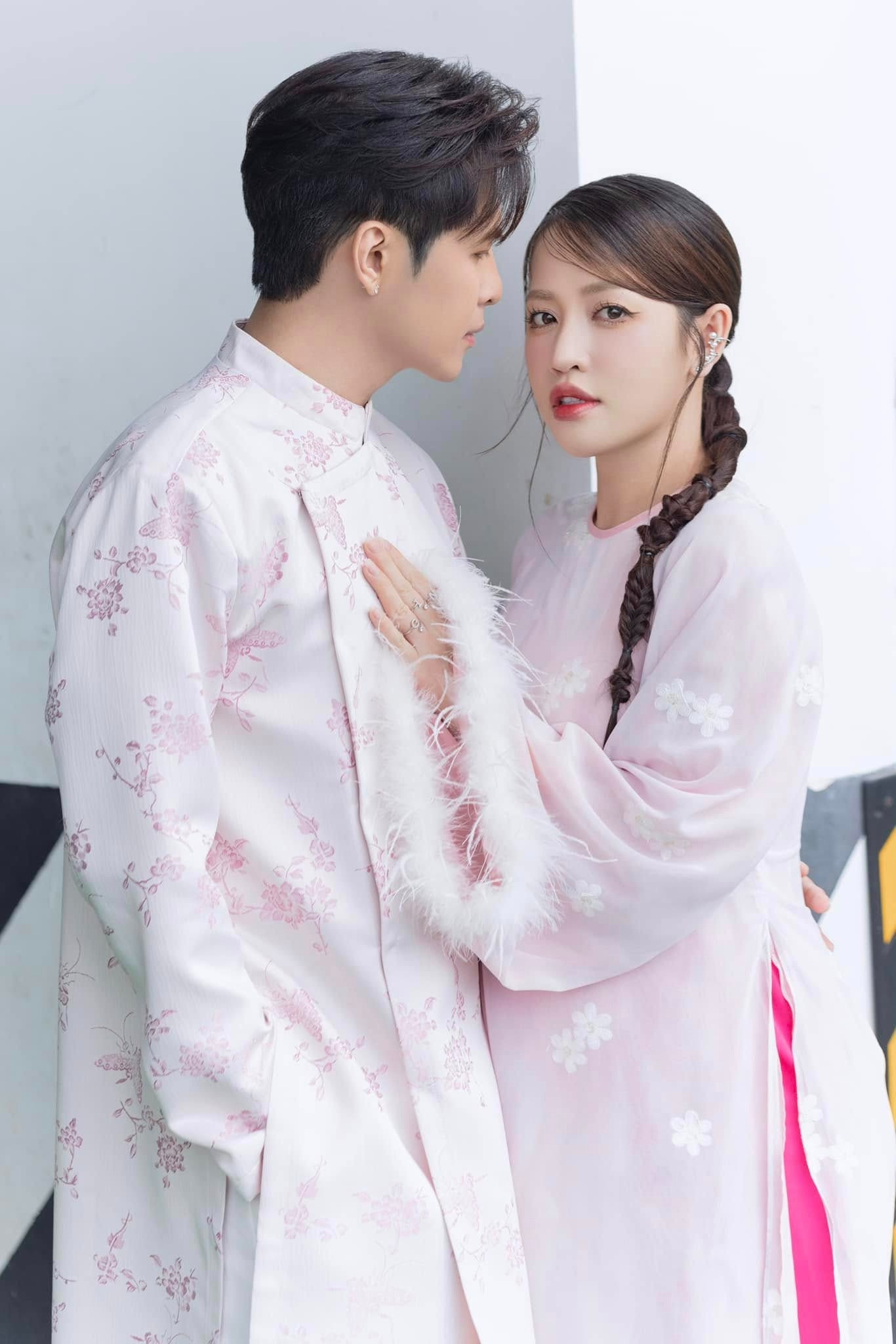 Hai người chỉ đăng ảnh chụp với nửa kia của mình chứ không tương tác với nhau.